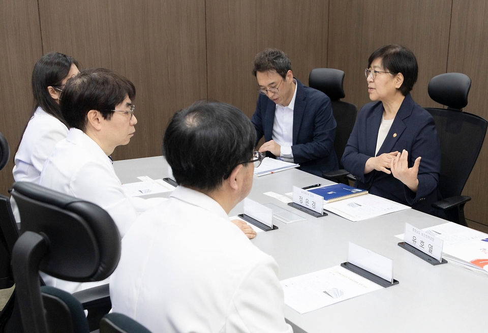 정은경 보건복지부 장관이 5월 10일 충청남도 천안시에 위치한 순천향대학교 부속 천안병원과 두정이진병원을 차례로 방문해 소아청소년 의료체계를 점검하고 의료진과 입원 환자·보호자들을 격려하고 있다.