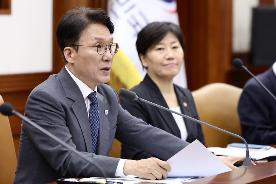 김민석 국무총리가 5월 13일 세종대로 정부서울청사에서 열린 비상경제본부회의를 주재하고 있다.