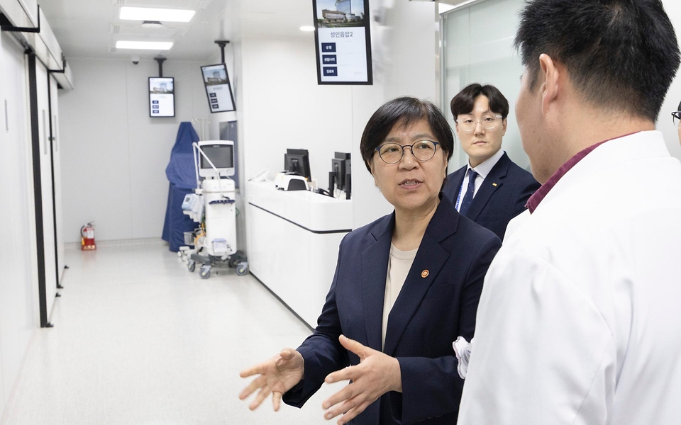 정은경 보건복지부 장관이 5월 10일 충청남도 천안시에 위치한 순천향대학교 부속 천안병원과 두정이진병원을 차례로 방문해 소아청소년 의료체계를 점검하고 의료진과 입원 환자·보호자들을 격려하고 있다.