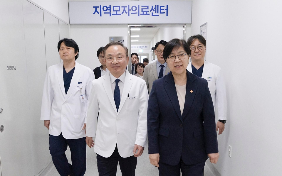 정은경 보건복지부 장관이 5월 10일 충청남도 천안시에 위치한 순천향대학교 부속 천안병원과 두정이진병원을 차례로 방문해 소아청소년 의료체계를 점검하고 의료진과 입원 환자·보호자들을 격려하고 있다.