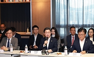 이억원 금융위원장이 5월 12일 국내 대표 AI반도체 기업인 서울 강남구 퓨리오사 AI에 방문해 대표 AI기업들과의 간담회 후 생산 및 연구시설을 둘러보며 직원들을 격려하고 있다.