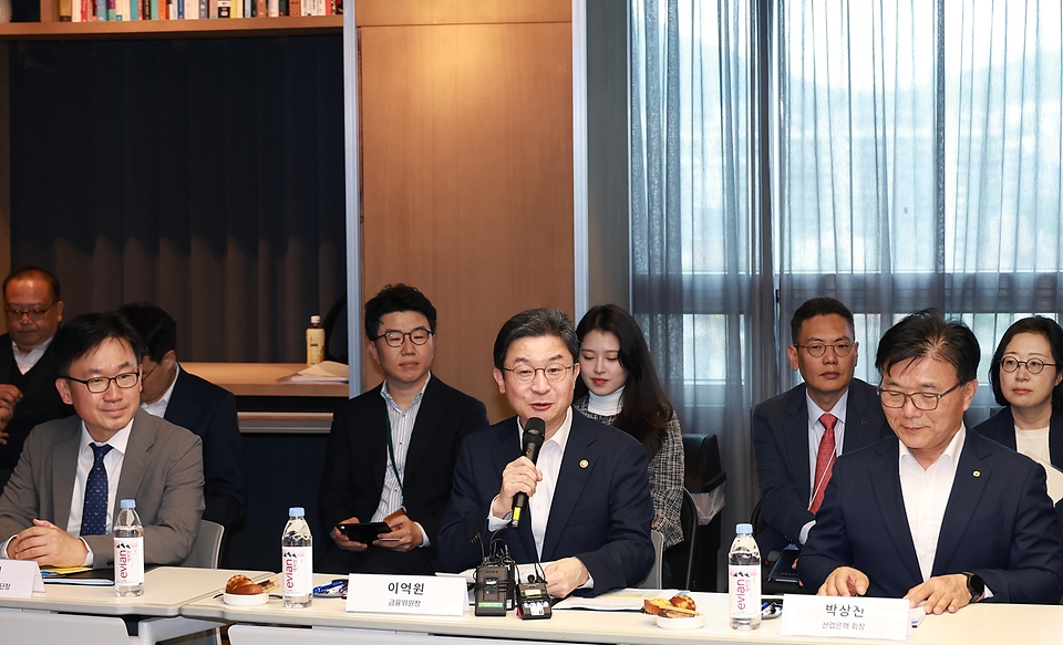 이억원 금융위원장이 5월 12일 국내 대표 AI반도체 기업인 서울 강남구 퓨리오사 AI에 방문해 대표 AI기업들과의 간담회 후 생산 및 연구시설을 둘러보며 직원들을 격려하고 있다.