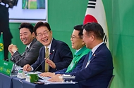 이재명 대통령이 5월 14일 경기 성남시 분당구 새마을운동중앙회에서 열린 현장간담회에서 김광림 새마을운동중앙회장과 대화하고 있다.