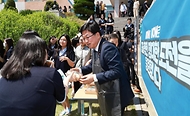 최교진 교육부 장관이 5월 13일 서대전여자고등학교를 방문해 3학년 학생 등을 대상으로 학자금 지원 제도에 대해 직접 안내하고 있다.