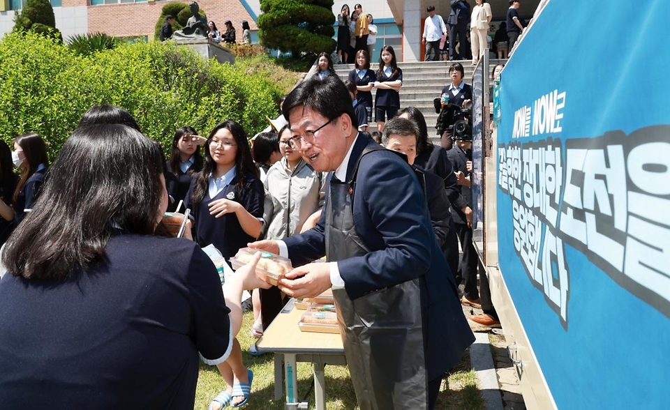 최교진 교육부 장관이 5월 13일 서대전여자고등학교를 방문해 3학년 학생 등을 대상으로 학자금 지원 제도에 대해 직접 안내하고 있다.