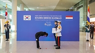 강윤진 국가보훈부 차관이 5월 13일 인천국제공항 제2터미널 입국장에서 열린 6.25전쟁 네덜란드 유엔참전용사 故 야프 콘스탄세씨의 유해봉환식에 참석해 피터 반 더 플리트 주한 네덜란드 대사와 네덜란드 유족, 반호이츠 부대원들과 함께 기념촬영을 하고 있다.