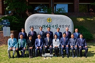 이재명 대통령이 5월 14일 경기 성남시 새마을운동중앙회를 방문해 현장 간담회를 마친 뒤 참석자들과 기념촬영을 하고 있다.