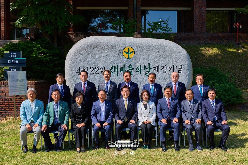 이재명 대통령이 5월 14일 경기 성남시 새마을운동중앙회를 방문해 현장 간담회를 마친 뒤 참석자들과 기념촬영을 하고 있다.