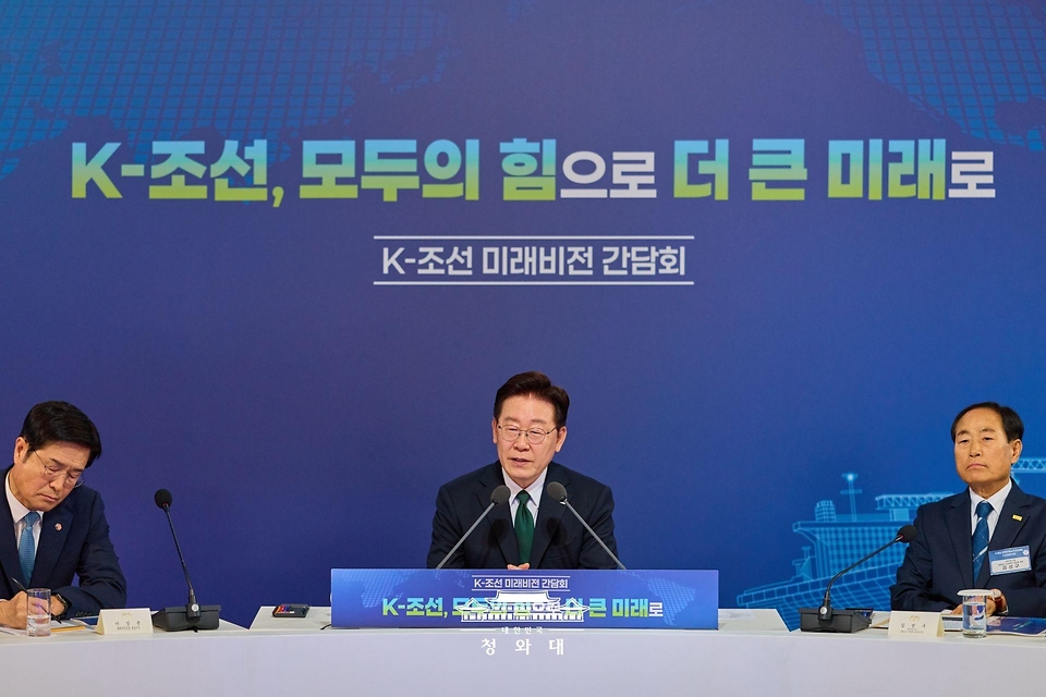 이재명 대통령이 5월 13일 호텔현대 바이 라한 울산에서 열린 K-조선 미래비전 간담회에서 발언하고 있다.
