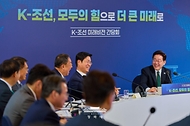 이재명 대통령이 5월 13일 호텔현대 바이 라한 울산에서 열린 K-조선 미래비전 간담회에서 참석자들과 대화하고 있다.