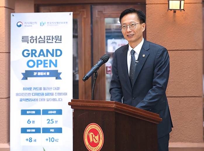 김용선 지식재산처 처장이 5월 14일 서울 송파구 키자니아에서 '키자니아 특허심판원 개소식'을 개최하고 체험형 지식재산 교육 프로그램에 참여하고 있다.