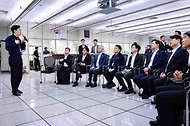 김정관 산업통상부 장관이 5월 13일 '석유화학 AX 실증산단 구축사업의 선도공장'인 울산 SK에너지 공장 현장을 방문해 관계자로부터 회사 운영현황 및 애로사항을 청취하고, 공정관리, 설비관리, 안전관리 분야에서 AI모델의 필요성과 활용 가능성을 확인하고 있다.