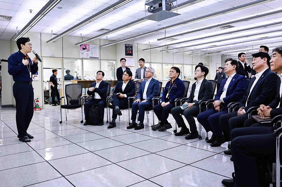 김정관 산업통상부 장관이 5월 13일 '석유화학 AX 실증산단 구축사업의 선도공장'인 울산 SK에너지 공장 현장을 방문해 관계자로부터 회사 운영현황 및 애로사항을 청취하고, 공정관리, 설비관리, 안전관리 분야에서 AI모델의 필요성과 활용 가능성을 확인하고 있다.