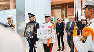 강윤진 국가보훈부 차관이 5월 13일 인천국제공항 제2터미널 입국장에서 열린 6.25전쟁 네덜란드 유엔참전용사 故 야프 콘스탄세씨의 유해봉환식에 참석해 피터 반 더 플리트 주한 네덜란드 대사와 네덜란드 유족, 반호이츠 부대원들과 함께 기념촬영을 하고 있다.