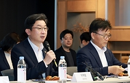 이억원 금융위원장이 5월 12일 국내 대표 AI반도체 기업인 서울 강남구 퓨리오사 AI에 방문해 대표 AI기업들과의 간담회 후 생산 및 연구시설을 둘러보며 직원들을 격려하고 있다.