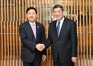 구윤철 부총리, 허리펑 중국 국무원 부총리 면담 구윤철 부총리 겸 재정경제부 장관이 5월 12일 인천 하얏트호텔에서 허리펑 중국 국무원 부총리와 면담에 앞서 악수하며 기념사진을 찍고 있다.