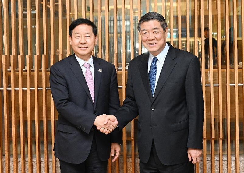구윤철 부총리, 허리펑 중국 국무원 부총리 면담 구윤철 부총리 겸 재정경제부 장관이 5월 12일 인천 하얏트호텔에서 허리펑 중국 국무원 부총리와 면담에 앞서 악수하며 기념사진을 찍고 있다.