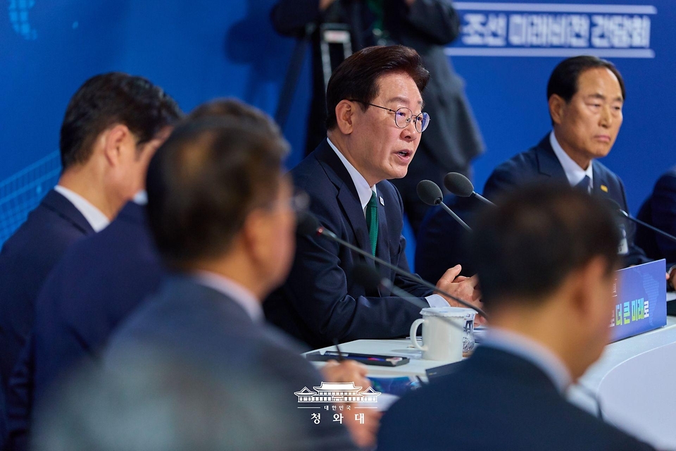 이재명 대통령이 5월 13일 호텔현대 바이 라한 울산에서 열린 K-조선 미래비전 간담회에서 발언하고 있다.