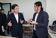 이억원 금융위원장이 5월 12일 국내 대표 AI반도체 기업인 서울 강남구 퓨리오사 AI에 방문해 대표 AI기업들과의 간담회 후 생산 및 연구시설을 둘러보며 직원들을 격려하고 있다.