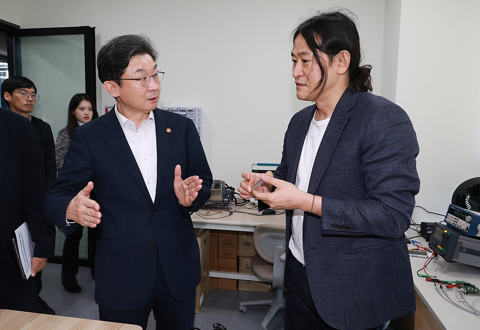 이억원 금융위원장이 5월 12일 국내 대표 AI반도체 기업인 서울 강남구 퓨리오사 AI에 방문해 대표 AI기업들과의 간담회 후 생산 및 연구시설을 둘러보며 직원들을 격려하고 있다.