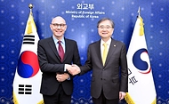 조현 외교부 장관이 5월 13일 방한 중인 볼커 튀르크(Volker Türk) 유엔 인권최고대표를 면담하고, △한-OHCHR(유엔 인권최고대표사무소) 협력 △AI와 인권 △국제정세 및 북한 인권 등 주요 현안에 대해 의견을 교환하고 있다.