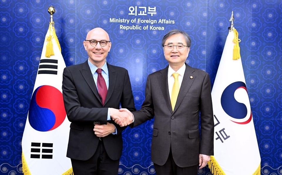 조현 외교부 장관이 5월 13일 방한 중인 볼커 튀르크(Volker Türk) 유엔 인권최고대표를 면담하고, △한-OHCHR(유엔 인권최고대표사무소) 협력 △AI와 인권 △국제정세 및 북한 인권 등 주요 현안에 대해 의견을 교환하고 있다.