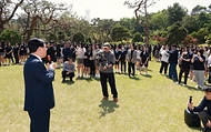 최교진 교육부 장관이 5월 13일 서대전여자고등학교를 방문해 3학년 학생 등을 대상으로 학자금 지원 제도에 대해 직접 안내하고 있다.