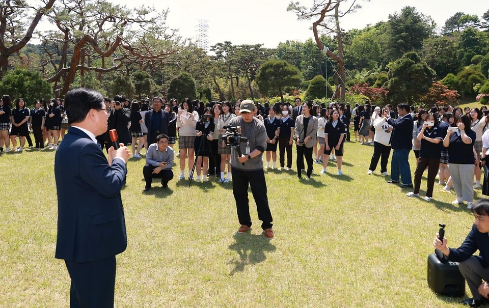 최교진 교육부 장관이 5월 13일 서대전여자고등학교를 방문해 3학년 학생 등을 대상으로 학자금 지원 제도에 대해 직접 안내하고 있다.