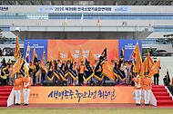 김승룡 소방청장이 5월 11일 충남 공주시 중앙소방학교에서 '생명존중, 국민안전 최우선'이라는 주제로, 전국 19개 소방본부 소방공무원을 비롯해 의용소방대, 민간소방대, 응급구조학과 학생, 응원단 등 총 5623여 명이 참여한 제39회 전국소방기술경연대회를 개최하고 있다.