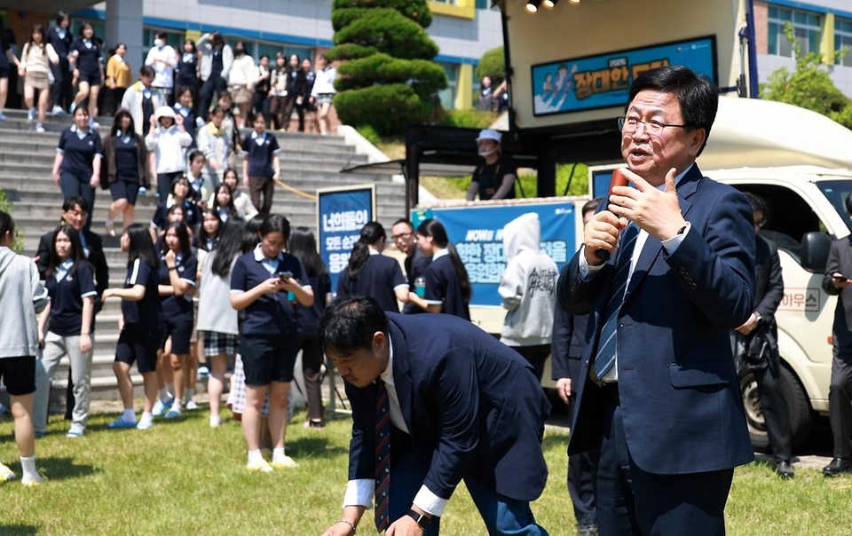 최교진 교육부 장관이 5월 13일 서대전여자고등학교를 방문해 3학년 학생 등을 대상으로 학자금 지원 제도에 대해 직접 안내하고 있다.
