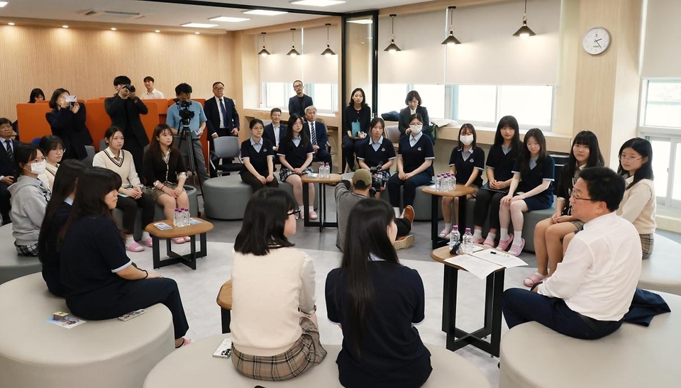 최교진 교육부 장관이 5월 13일 서대전여자고등학교를 방문해 3학년 학생 등을 대상으로 학자금 지원 제도에 대해 직접 안내하고 있다.
