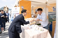 황종우 해양수산부 장관이 5월 12일 서울 광화문광장 놀이마당에서 도시민에게 우리 바다의 다채로운 가치를 알리고 귀어귀촌에 대한 관심을 높이기 위해 열리는 '2026년 귀어귀촌·어촌관광 한마당' 개막식에 참석하고 있다.