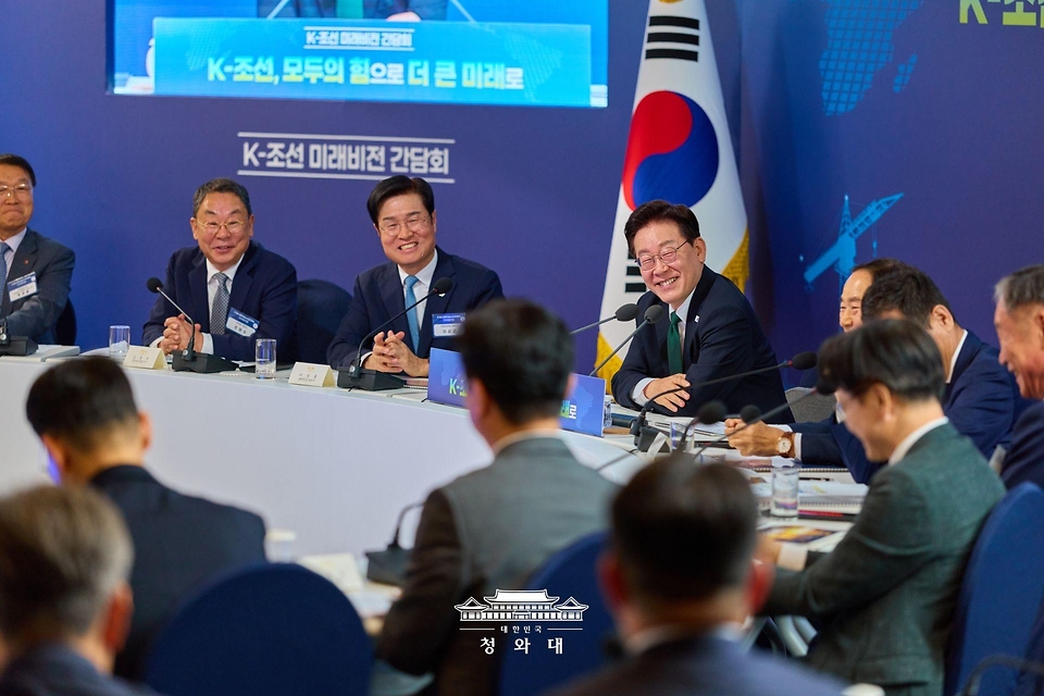 이재명 대통령이 5월 13일 호텔현대 바이 라한 울산에서 열린 K-조선 미래비전 간담회에서 발언하고 있다.