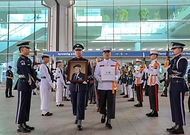 강윤진 국가보훈부 차관이 5월 13일 인천국제공항 제2터미널 입국장에서 열린 6.25전쟁 네덜란드 유엔참전용사 故 야프 콘스탄세씨의 유해봉환식에 참석해 피터 반 더 플리트 주한 네덜란드 대사와 네덜란드 유족, 반호이츠 부대원들과 함께 기념촬영을 하고 있다.