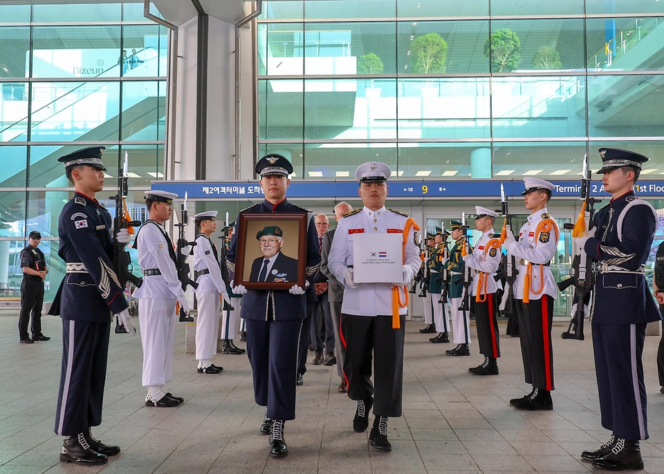 강윤진 국가보훈부 차관이 5월 13일 인천국제공항 제2터미널 입국장에서 열린 6.25전쟁 네덜란드 유엔참전용사 故 야프 콘스탄세씨의 유해봉환식에 참석해 피터 반 더 플리트 주한 네덜란드 대사와 네덜란드 유족, 반호이츠 부대원들과 함께 기념촬영을 하고 있다.