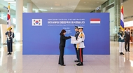 강윤진 국가보훈부 차관이 5월 13일 인천국제공항 제2터미널 입국장에서 열린 6.25전쟁 네덜란드 유엔참전용사 故 야프 콘스탄세씨의 유해봉환식에 참석해 피터 반 더 플리트 주한 네덜란드 대사와 네덜란드 유족, 반호이츠 부대원들과 함께 기념촬영을 하고 있다.