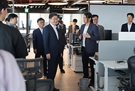 이억원 금융위원장이 5월 12일 국내 대표 AI반도체 기업인 서울 강남구 퓨리오사 AI에 방문해 대표 AI기업들과의 간담회 후 생산 및 연구시설을 둘러보며 직원들을 격려하고 있다.