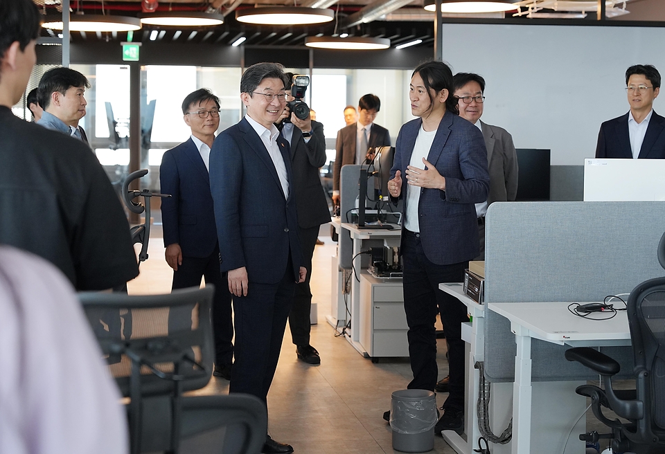 이억원 금융위원장이 5월 12일 국내 대표 AI반도체 기업인 서울 강남구 퓨리오사 AI에 방문해 대표 AI기업들과의 간담회 후 생산 및 연구시설을 둘러보며 직원들을 격려하고 있다.