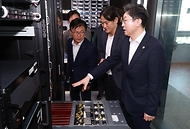 이억원 금융위원장이 5월 12일 국내 대표 AI반도체 기업인 서울 강남구 퓨리오사 AI에 방문해 대표 AI기업들과의 간담회 후 생산 및 연구시설을 둘러보며 직원들을 격려하고 있다.