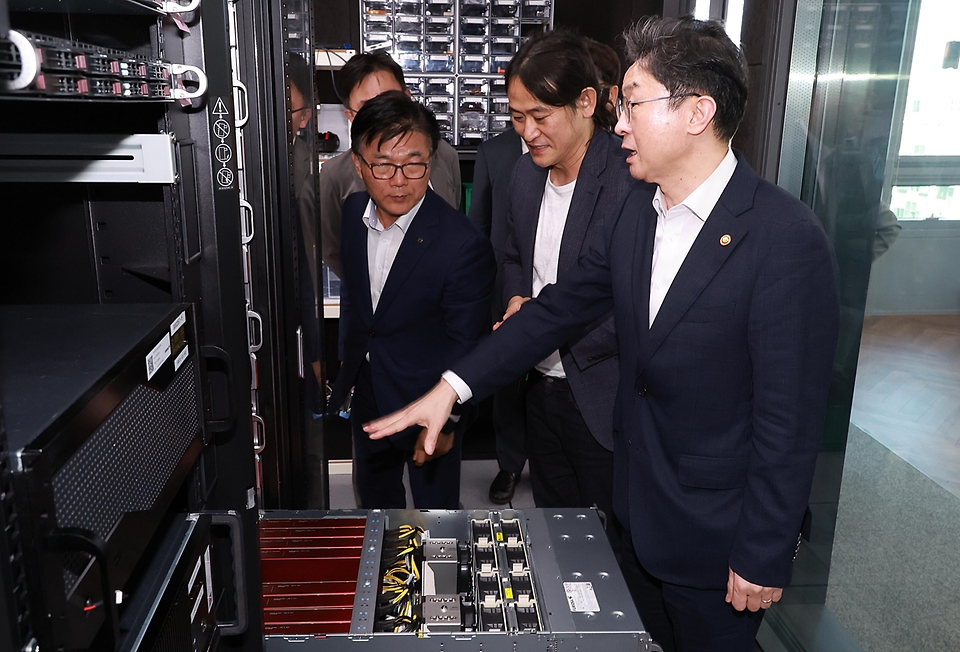 이억원 금융위원장이 5월 12일 국내 대표 AI반도체 기업인 서울 강남구 퓨리오사 AI에 방문해 대표 AI기업들과의 간담회 후 생산 및 연구시설을 둘러보며 직원들을 격려하고 있다.