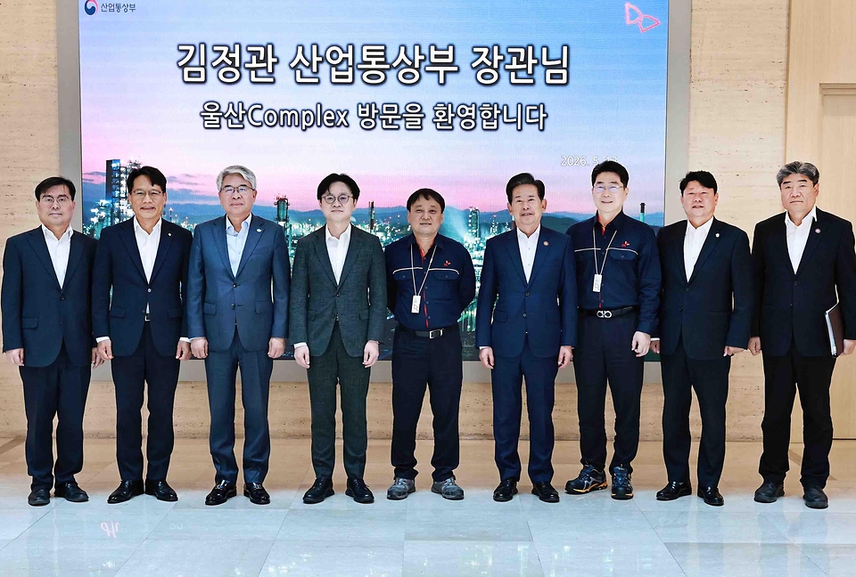 김정관 산업통상부 장관이 5월 13일 '석유화학 AX 실증산단 구축사업의 선도공장'인 울산 SK에너지 공장 현장을 방문해 관계자로부터 회사 운영현황 및 애로사항을 청취하고, 공정관리, 설비관리, 안전관리 분야에서 AI모델의 필요성과 활용 가능성을 확인하고 있다.