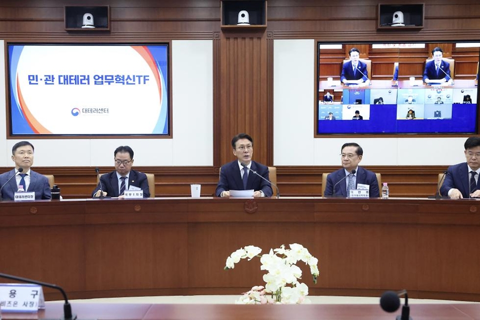 김민석 국무총리가 5월 15일 세종대로 정부서울청사에서 열린 민관 대테러업무 혁신 태스크포스(TF) 회의를 주재하고 있다.