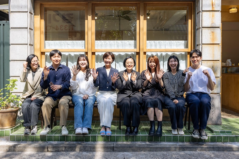 한성숙 중소벤처기업부 장관이 5월 12일 여성·청년 소상공인이 출산·육아와 생업을 병행하며 겪는 돌봄 공백과 경영 애로를 청취하기 위해 소상공인 사회안전망 시리즈 1차 간담회인 '여성·청년 소상공인 출산·육아 관련 간담회'를 개최하고 있다.