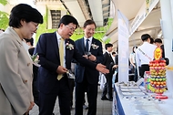 최교진 교육부 장관이 5월 14일 뚝섬 한강공원에서 교육부·경찰청·성평등가족부·사행산업통합감독위원회·금융위원회·금융감독원과 함께 청소년 사이버도박 문제 해결을 위한 관계 부처 합동 업무협약을 체결하고 있다.
