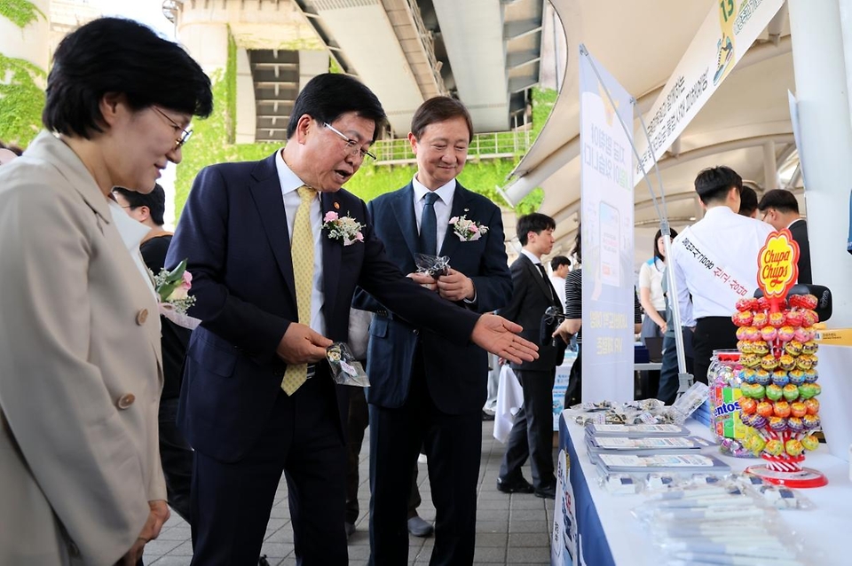 최교진 교육부 장관이 5월 14일 뚝섬 한강공원에서 교육부·경찰청·성평등가족부·사행산업통합감독위원회·금융위원회·금융감독원과 함께 청소년 사이버도박 문제 해결을 위한 관계 부처 합동 업무협약을 체결하고 있다.