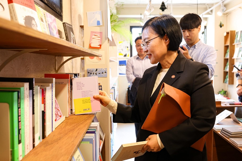 한성숙 중소벤처기업부 장관이 5월 12일 여성·청년 소상공인이 출산·육아와 생업을 병행하며 겪는 돌봄 공백과 경영 애로를 청취하기 위해 소상공인 사회안전망 시리즈 1차 간담회인 '여성·청년 소상공인 출산·육아 관련 간담회'를 개최하고 있다.
