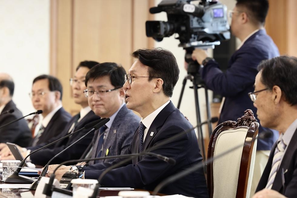김민석 국무총리가 5월 15일 세종대로 정부서울청사에서 열린 국가물관리위원회 회의를 주재하고 있다.