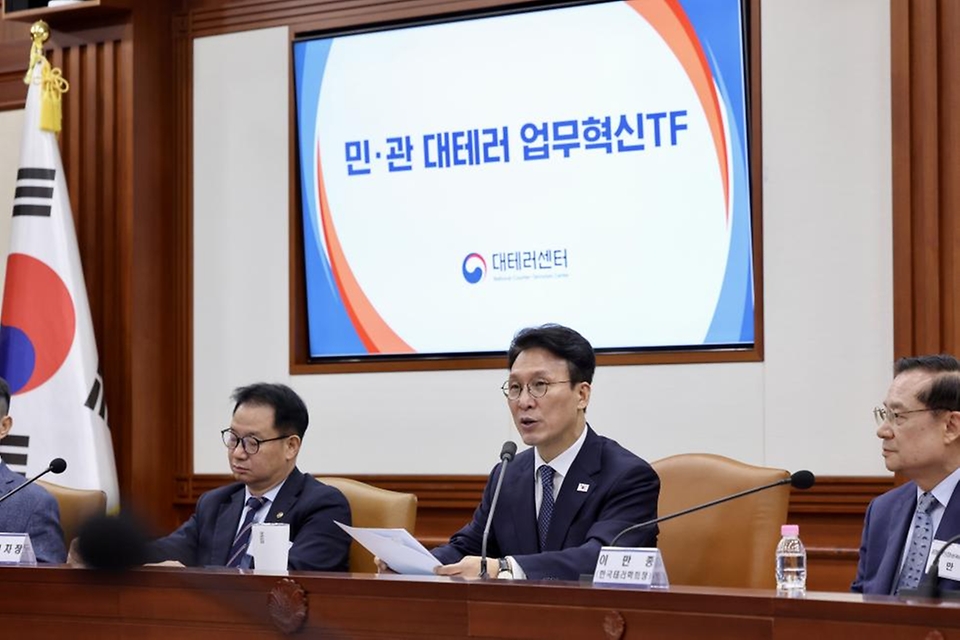 김민석 국무총리가 5월 15일 세종대로 정부서울청사에서 열린 민관 대테러업무 혁신 태스크포스(TF) 회의를 주재하고 있다.