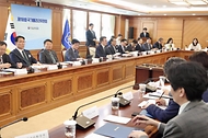김민석 국무총리가 5월 15일 세종대로 정부서울청사에서 열린 국가물관리위원회 회의를 주재하고 있다.