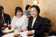 한성숙 중소벤처기업부 장관이 5월 12일 여성·청년 소상공인이 출산·육아와 생업을 병행하며 겪는 돌봄 공백과 경영 애로를 청취하기 위해 소상공인 사회안전망 시리즈 1차 간담회인 '여성·청년 소상공인 출산·육아 관련 간담회'를 개최하고 있다.